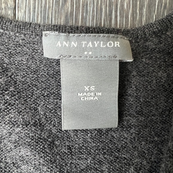Ann Taylor Faux Wrap pullover V-neck sweater. Gray size XS - Picture 4 of 8